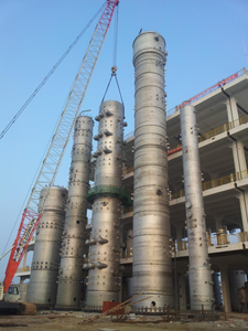 金桥盐化集团利海化工公司 10 万吨/年
双氧水氧化塔、氢化塔等设备制造完成
后现场组对焊接
